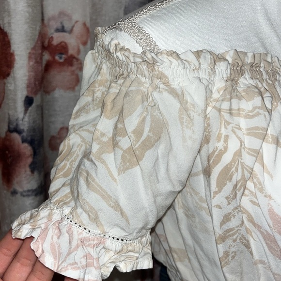 Ocean Drive Cream and Tan Ruffled Off the Shoulder Top NWOT - Picture 4 of 10
